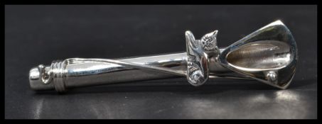 A sterling silver bar brooch in the form of a posy with pin to verso depicting a cat. Weighs 7.8