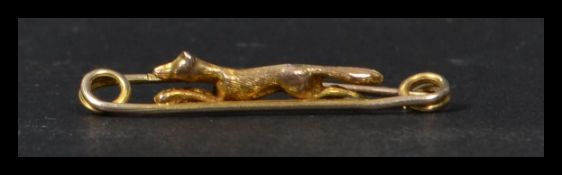 An early 20th century hallmarked 9ct gold figural brooch pin in the form of a fox. Hallmarked