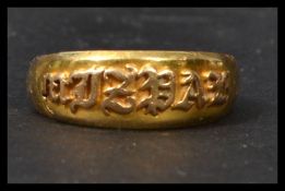 An early 20th century Edwardian hallmarked 18ct gold band ring with relief lettering. Hallmarked for