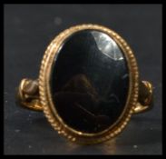 A vintage 9ct hallmarked gold Intaglio / signet ring having inset onyx black stone. Total weight 4.