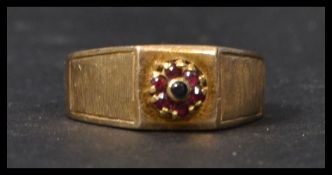 A vintage 9ct hallmarked gold cluster daisy ring, set with a cluster of red garnet stones surmounted
