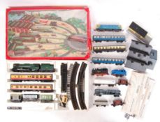 ASSORTED HORNBY 00 GAUGE RAILWAY TRAINSET ITEMS