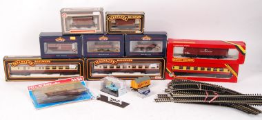 ASSORTED 00 GAUGE RAILWAY TRAINSET ROLLING STOCK ITEMS