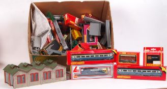 ASSORTED 00 GAUGE RAILWAY TRAIN SET ROLLING STOCK & ACCESSORIES
