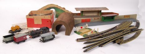 ASSORTED 00 GAUGE RAILWAY TRAINSET TRACKSIDE ITEMS & ROLLING STOCK