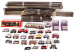 ASSORTED 00 GAUGE RAILWAY TRAINSET ROLLING STOCK & ACCESSORIES