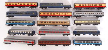 ASSORTED 00 GAUGE RAILWAY TRAINSET ROLLING STOCK