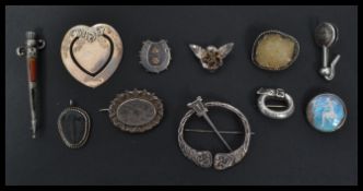 A group of vintage / antique silver jewellery to include an unusual silver trilobite pendant ,