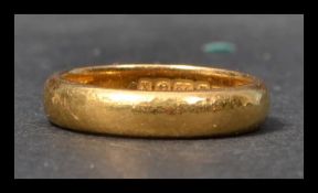 A hallmarked 22ct gold wedding band ring. Size M weighs 6.3 grams.