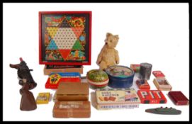 ASSORTED COLLECTION OF VINTAGE CHILDREN'S TOYS & G