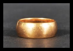 A hallmarked 22ct gold band ring. Hallmarked Birmingham. Weight 9g. Size M.