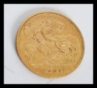 An Edward VII 1907 gold half sovereign Weighs 3.98 grams. Measures 2 cm diameter.