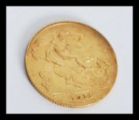 A George V 1911 gold half sovereign Weighs 3.98 grams. Measures 2 cm diameter.