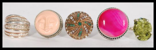 A collection of 5 925 silver rings set with variou