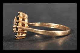 A hallmarked 9ct gold cluster ring having a centra