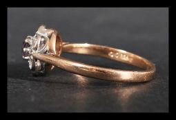 A hallmarked 9ct gold cluster ring having a centra