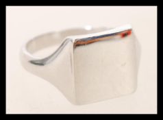 A 9ct white gold gents vintage signet ring being hallmarked to the inner shank. Total weight 6.
