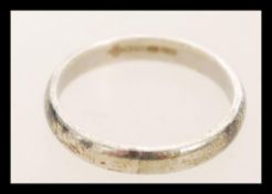 A 9ct white gold hallmarked band ring. Size N / total weight 2.2g