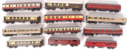 ASSORTED VINTAGE 00 GAUGE RAILWAY TRAIN SET ROLLING STOCK