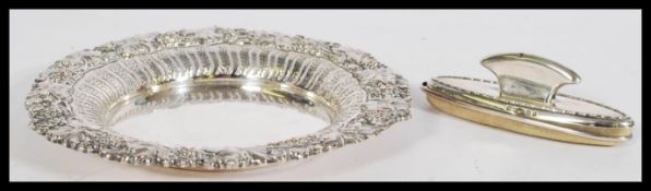 A early 19th century nail buffer with twisted detailing to the rim and handle and a silver plate