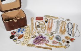 A collection of vintage costume jewellery to include a good selection of Art Deco style gem stone