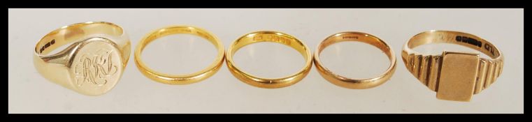 A collection of 20th century vintage gold rings to include a hallmarked 375 signet ring, a