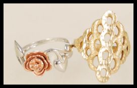 A ladies 9ct Birmingham hallmarked gold ring with a diamond shaped scalloped head and a 9ct white