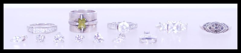 A group of sterling silver jewellery to include rings and earrings. Please see images. measures: 1.