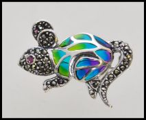 A silver plique a jour brooch in the form of a mouse, having a hinge pin to the verso. Weight 4.5g.