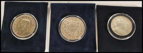 A collection of British empire commemorative coins to include a 1907 Edward VII Straits