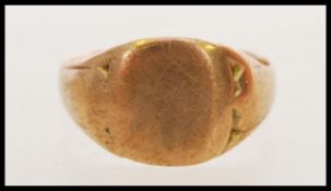 A 9ct / 375 hallmarked gold gentleman's signet ring with plain cartouche. Total weight 3.9g /