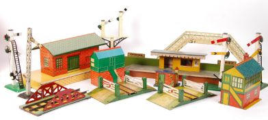 LARGE COLLECTION OF VINTAGE HORNBY 0 GAUGE ACCESSORIES