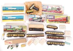ASSORTED VINTAGE 00 GAUGE RAILWAY KITS & ACCESSORIES