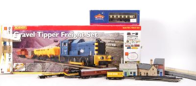 HORNBY 00 GAUGE MODEL RAILWAY TRAINSET AND ACCESSORIES