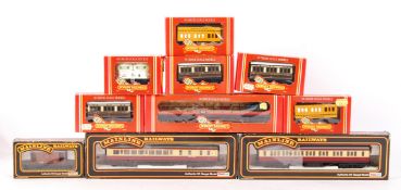 HORNBY & MAINLINE ASSORTED 00 GAUGE RAILWAY ROLLING STOCK