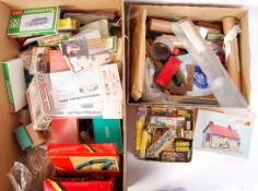 LARGE COLLECTION OF ASSORTED VINTAGE 00 GAUGE ACCESSORIES