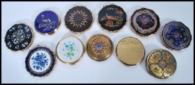 A selection of vintage mid 20th century compacts to include a selection of Stratton examples
