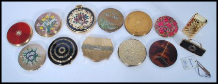 A selection of assorted vintage 20th century compacts including Stratton to include two compacts
