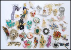 A good selection of vintage  costume jewellery brooches to include rhinestone floral brooches, a
