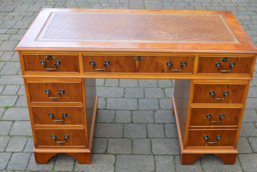 Pedestal desk