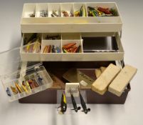 Large and varied collection of wooden and other lures: Hardy Wiggler style plug, 2x 3