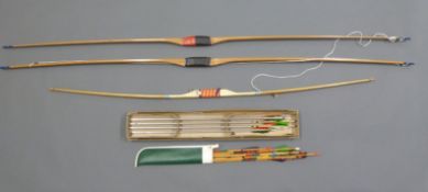 Three longbows, two DG Quick and one Pladfinder Wings together with a collection of Hornet arrows,