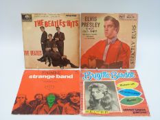 Approximately 500 singles, mostly pop from the fifties to the eighties,