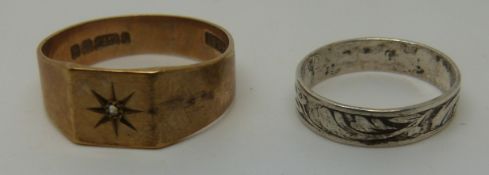 A 9ct gold signet ring (3.