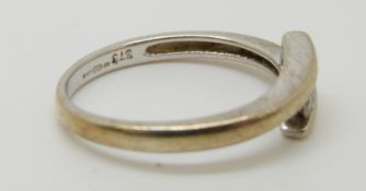 An 18ct white gold ring set with three diamonds, 1.