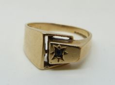 A 9ct gold ring set with a sapphire, 3.