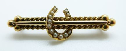 A Victorian / Edwardian brooch set with seed pearls in a horseshoe design, 5.