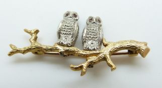 A 9ct gold brooch in the form of two owls with ruby eyes, 6.