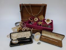 A collection of costume jewellery to include silver filigree brooch, silver spoon, silver brooch,