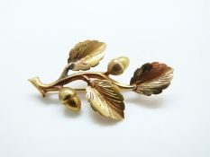 An 18ct gold brooch in the form of acorns and leaves, 4.